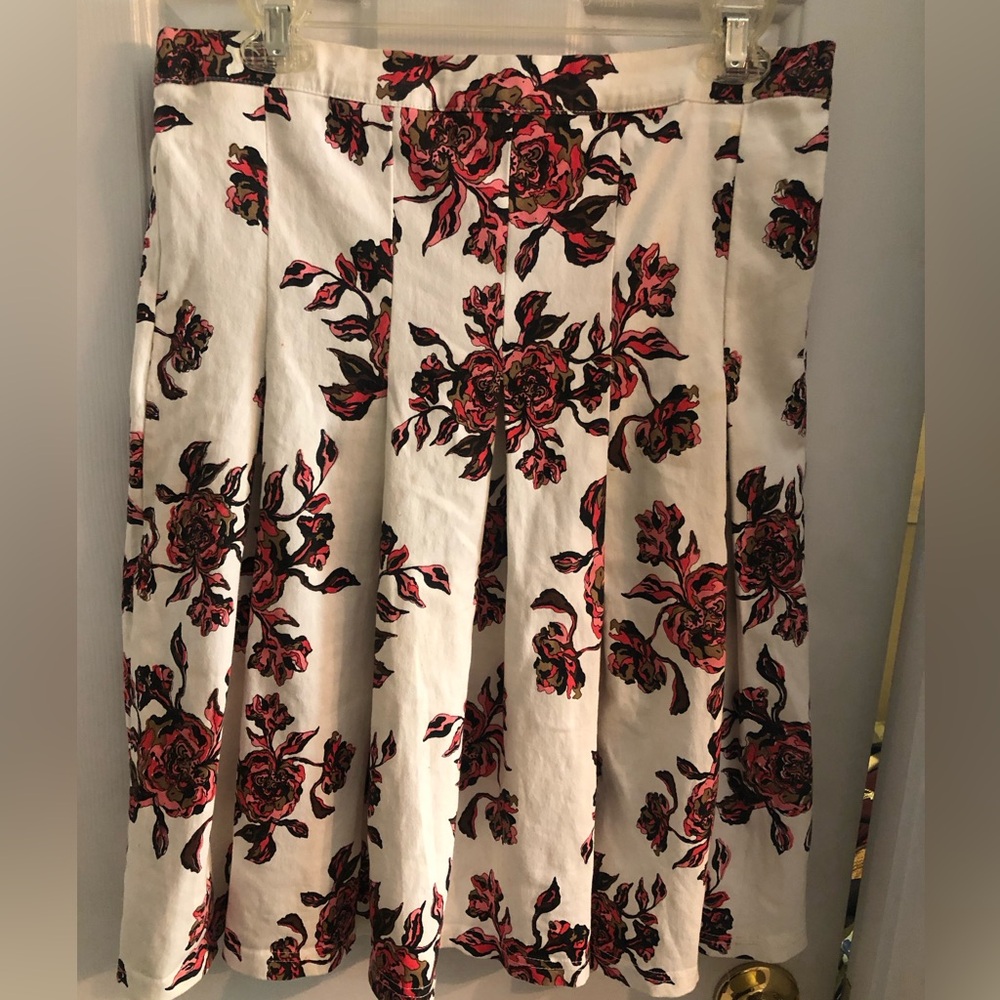Floral Pleated skirt